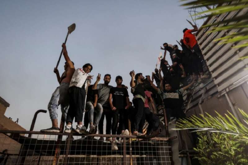 Посольство Швеции взяли штурмом жители Багдада